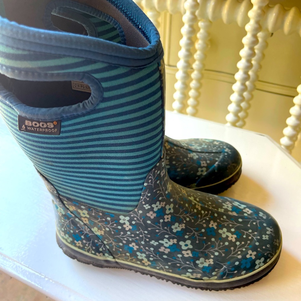 Kids youth size 6 Bogs waterproof winter boots rated for -30f